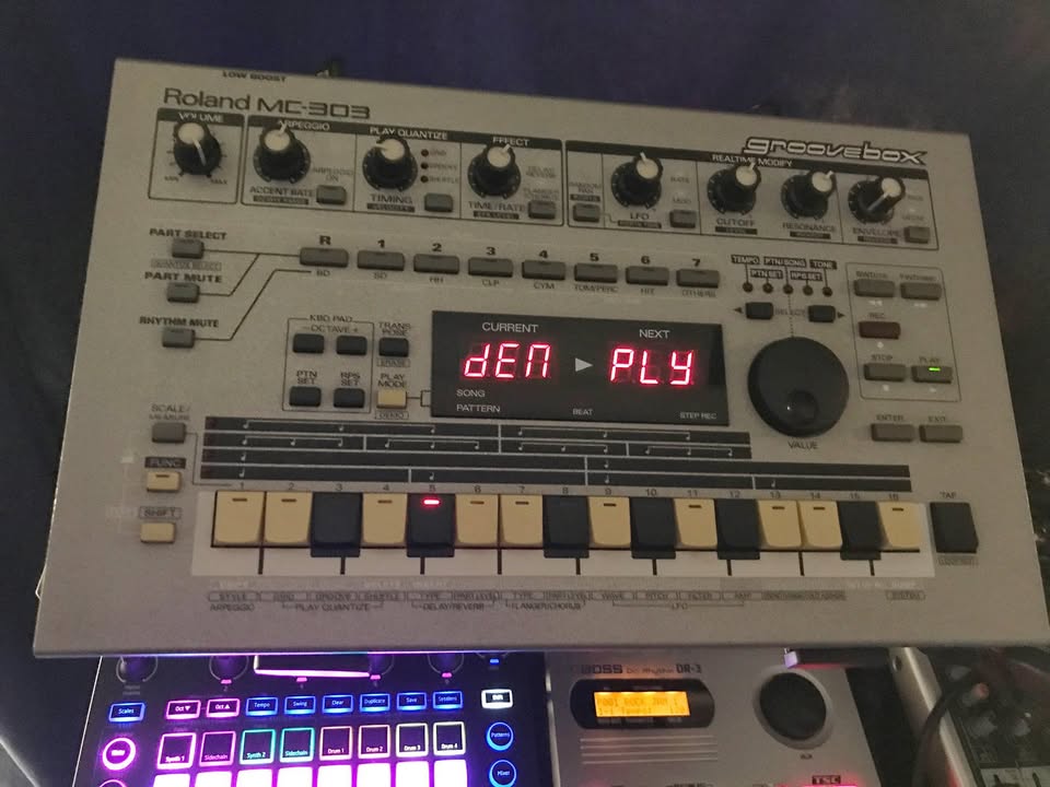 Roland MC-303 Groovebox Legende