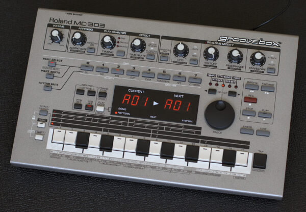 Roland MC-303 Groovebox Legende