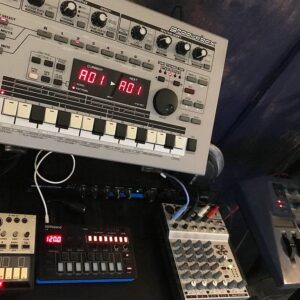 Praktisches Mini-Studio Equipment für Live Electro Einsteiger mit Synth, Groovebox, Mischpult und Effektgerät FX
