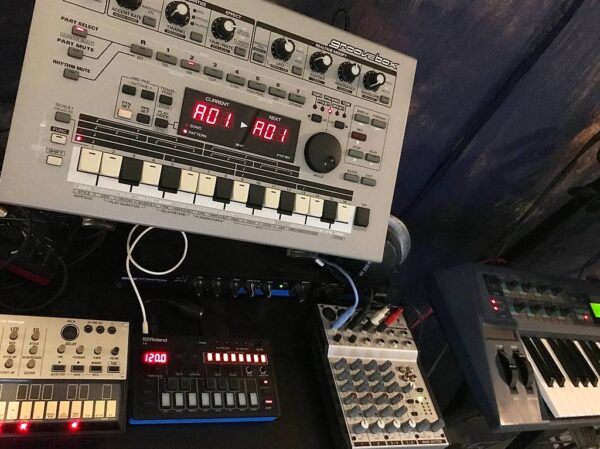Praktisches Mini-Studio Equipment für Live Electro Einsteiger mit Synth, Groovebox, Mischpult und Effektgerät FX