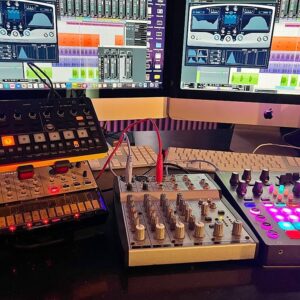 Praktisches mobiles Studio mit Analog Synths Sampler, Eurodesk Mixer, Stativ